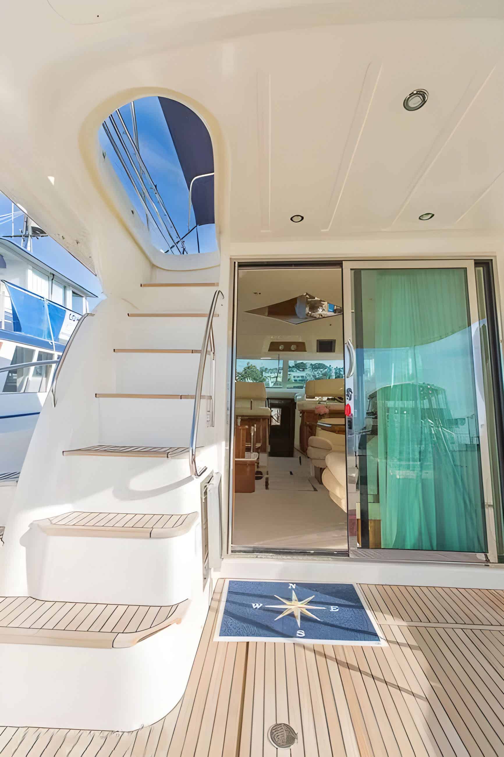 白钻石游艇外观