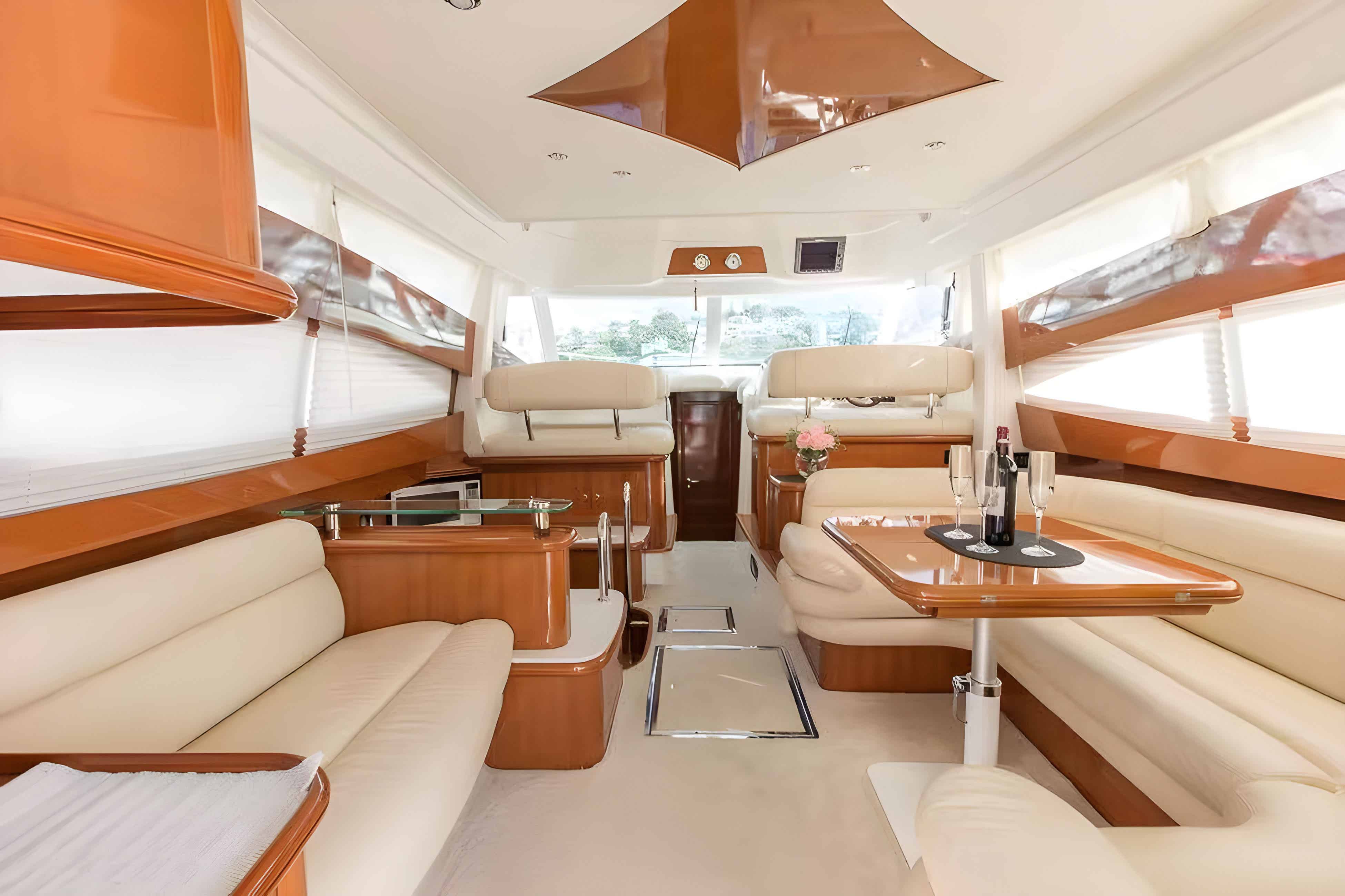 白钻石游艇内部