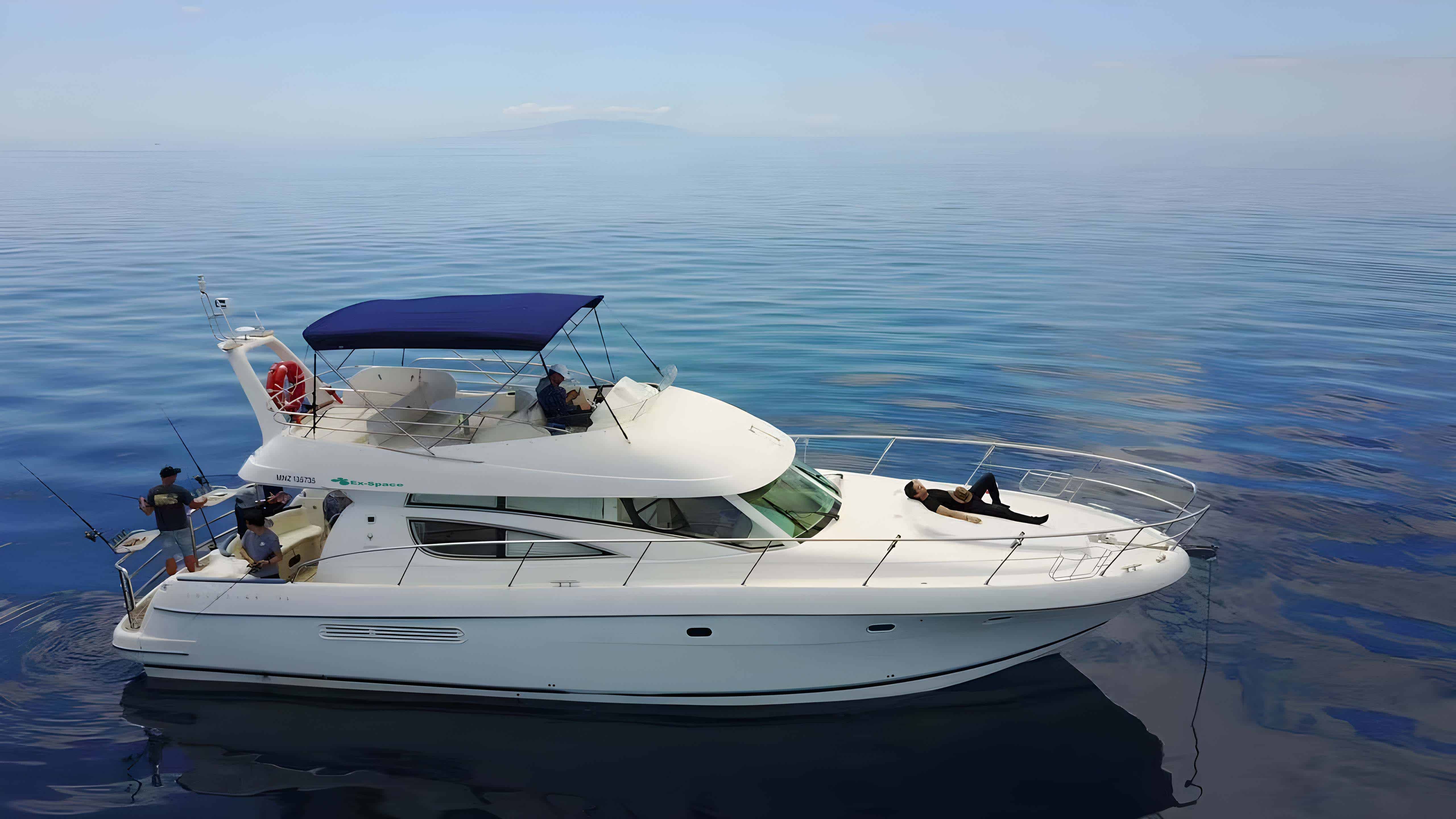 白钻石游艇内部休息室